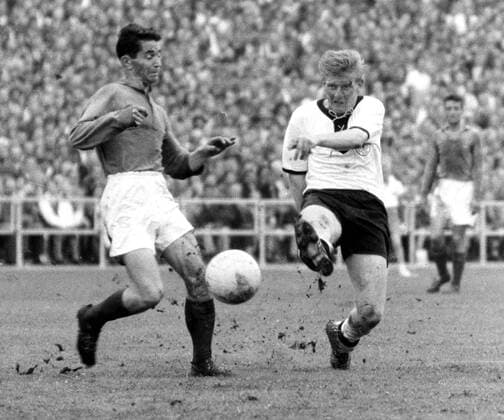 Fussball-Weltmeisterschaft 28.06.1958 Deutschland - Frankreich Karl-Heinz Schnellinger schiesst, links Jaques Marcel (Frankreich) HM