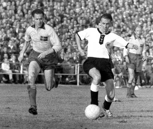 Fussball-Weltmeisterschaft 1958 Schweden-Deutschland 3:1 rechts Horst Eckel , links Nils Liedholm (Schweden) 24.06.1958 HM