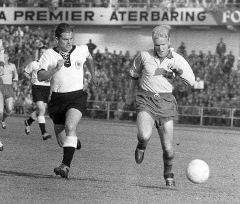 Fussball-Weltmeisterschaft 1958 Schweden-Deutschland 24.06.1958 Stollenwerk + Skoglund (rechts) in Aktion HM