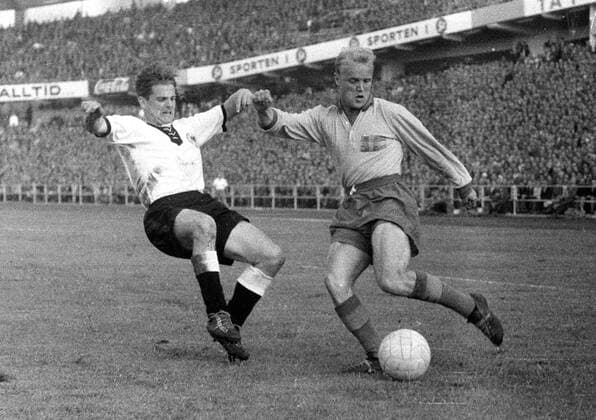 Fussball-Weltmeisterschaft 1958 Schweden-Deutschland 3:1 24.06.1958 Stollenwerk Aktion gegen Skoglund (rechts) HM