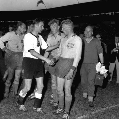 Fussball-Weltmeisterschaft 1958 Halbfinale in Göteborg: Schweden - Deutschland 3.1 24.6.1958. Faire Geste: Horst Eckel (Deut.) gratuliert dem Schweden Axbom, in der mitte Liedholm, links Gunnar Gren . HM