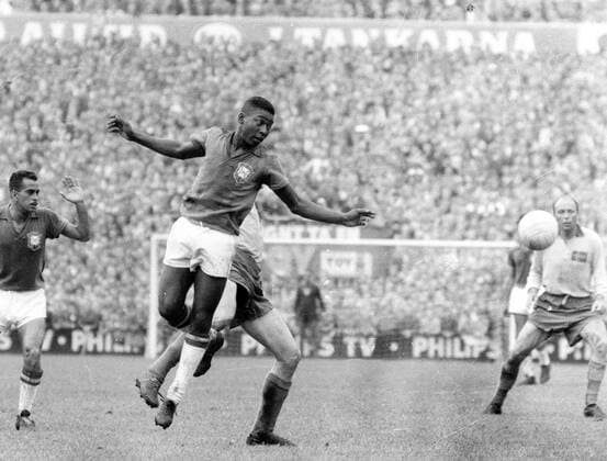 Fußball, WM 1958 in Stockholm, Finale Brasilien – Schweden 5 - 2 Pele wird am Samstag den 23.10.2010 Siebzig Jahre alt. Weltmeisterschaft 1958 in Schweden: Finale Brasilien - Schweden 29.6. in Stockholm. Pele (BRA) köpft aufs Tor. HM