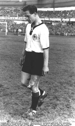 Fussball-Weltmeisterschaft 1958 Halbfinale Schweden - Deutschland 3:1 Erich Juskowiak geht nach Rot vom Platz 24.06.1958 HM