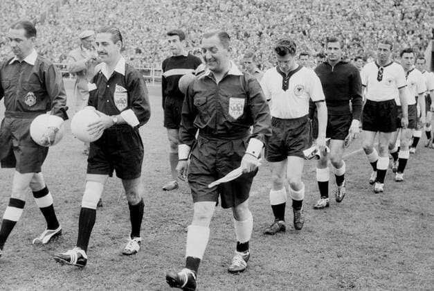 FB.WM 1958 in Schweden. Spiel um Platz 3 Deutschland - Frankreich 3 : 6 Schiedsrichter Ellis kommt mit den Teams auf den Platz HM