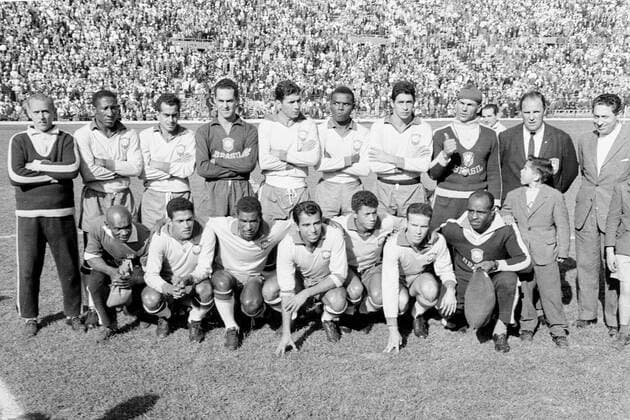 17.06.62 Fussball-WM 1962 Finale Brasilien - 3:1 Finalmannschaft Brasilien stehend v.l.: Tr. Aimore Moreira, Djalma Santos, Zito, Gilmar, Nilton Santos, Zozimo, Kapitän Mauro, Kond.-Tr. Amaral und Arzt Dr. Hilton Gosling. Kniend v.l.: Masseur Mario Americo, Garrincha, Didi, Vava, Amarildo, Zagallo und Betreuer de Assis. HM