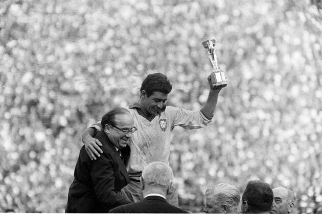 Fußball-Weltmeisterschaft 1962 Finale Brasilien 17.06.62 Kapitän Mauro (BRA) mit dem WM-Pokal HM