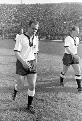 Fußball-Weltmeisterschaft 1962 Deutschland - Chile 06.06.1962 WILLI GIESEMANN (links) geht vom Platz HM