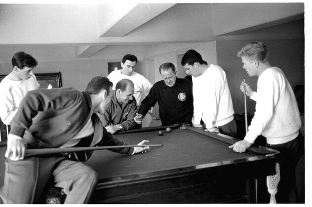 Fußball-Weltmeisterschaft 1962 23.05.1962 im deutschem Quartier Billard als Zeitvertreib Mitte Trainer Sepp Herberger und Wolfgang Fahrian, rechts Helmut Haller HM