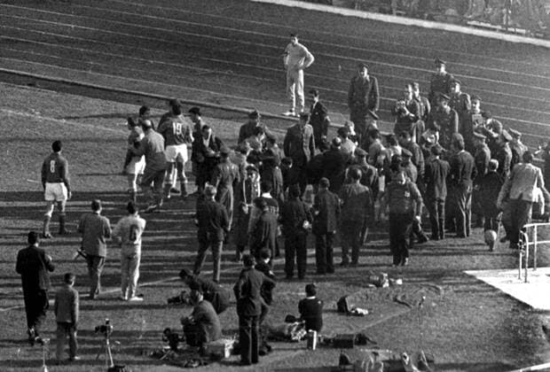 Fußball-Weltmeisterschaft 1962 Chile - Italien 2:0 02.06.1962 Tumulte am Spielfeldrand. Selbst die Polizei muß eingreifen HM