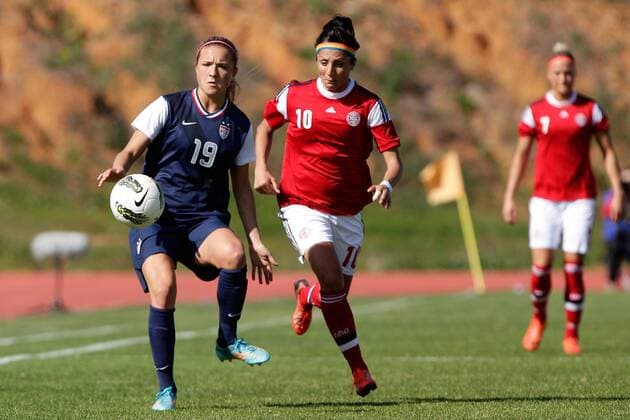 Fussball, Frauen, Algarve Cup 2014, USA - Dänemark v.li.: Kristie Mewis (USA) im Zweikampf, Duell, duel, tackle mit Nadia Nadim (Dänemark) xfsx