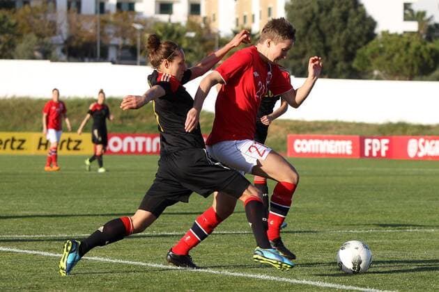 Fussball, Frauen, Algarve Cup 2014, Norwegen - Deutschland, v.li.: Babett Peter (Deutschland) foult Isa Elise Enget (Norwegen), Elfmeter. xfsx