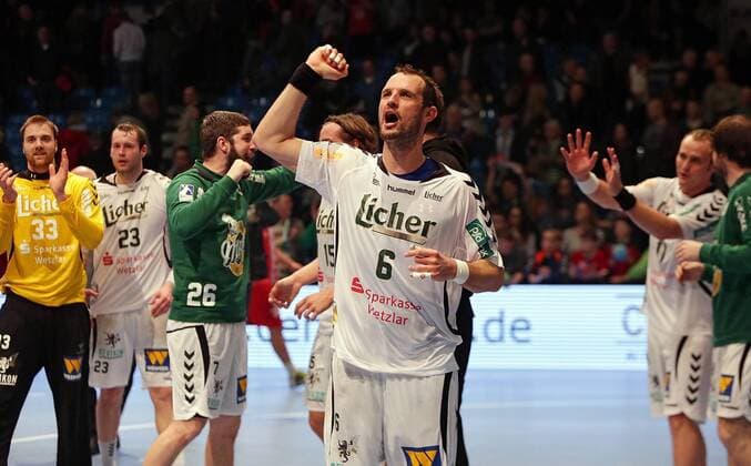 08.03.2014, xovx, Handball HBL, MT Melsungen - HSG Wetzlar, Die Mannschaft der HSG Wetzlar bejubelt den Sieg bei der MT Melsungen, mitte Jens Tiedtke (HSG Wetzlar), Freisteller.
