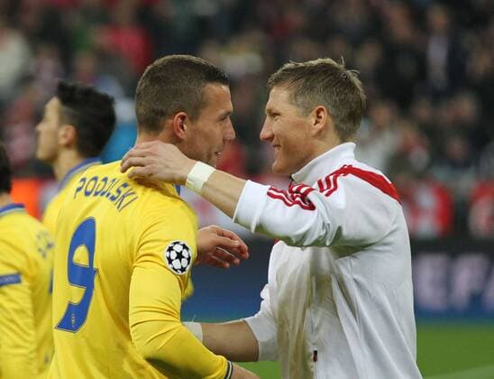 Fussball, Champions League, Achtelfinale, Rückspiel, Saison 2013 2014, Herren, Deutschland , 11.03.2014 FC Bayern München - FC Arsenal London, v.l. Begrüssung vor Spiel, handshake, Handschlag, geben sich die Hand, Lukas Podolski, FC Arsenal London, Bastian Schweinsteiger, FC Bayern München,
