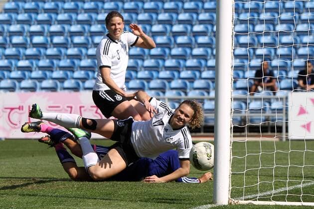 Fussball, Algarve Cup 2014, Deutschland - Japan, v.li.: Josephine Henning (Deutschland), Shinobu Ohno (Japan), Annike Krahn (Deutschland) xfsx