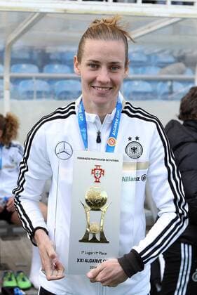 Fussball, Algarve Cup 2014, v.li.: Simone Laudehr (Deutschland) mit Pokal, Cup xmrx