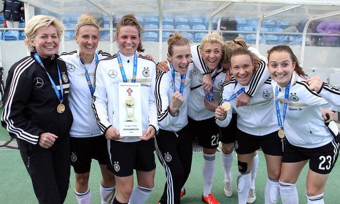 Fussball, Algarve Cup 2014, v.li.: Trainerin Silvia Neid (Deutschland), Anja Mittag (Deutschland), Melanie Leupolz (Deutschland), Simone Laudehr (Deutschland), Luisa Wensing (Deutschland), Josephine Henning (Deutschland), Sara Däbritz (Deutschland) jubeln über Gewinn, Sieg, Turniersieg mit Pokal, Cup, lacht, Lächeln, Freude xmrx