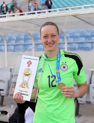 Fussball, Algarve Cup 2014, v.li.: Almuth Schult (Deutschland) lacht, Lächeln, Freude mit Pokal, Cup, Siegerin xmrx