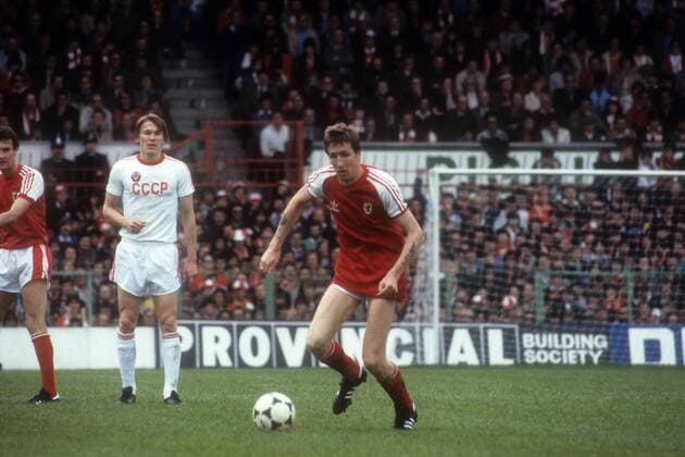 WM-Qualifikation, Wales - UdSSR in Wrexham: Joey Jones (Wales) am Ball, li.: Oleg Blochin (UdSSR)