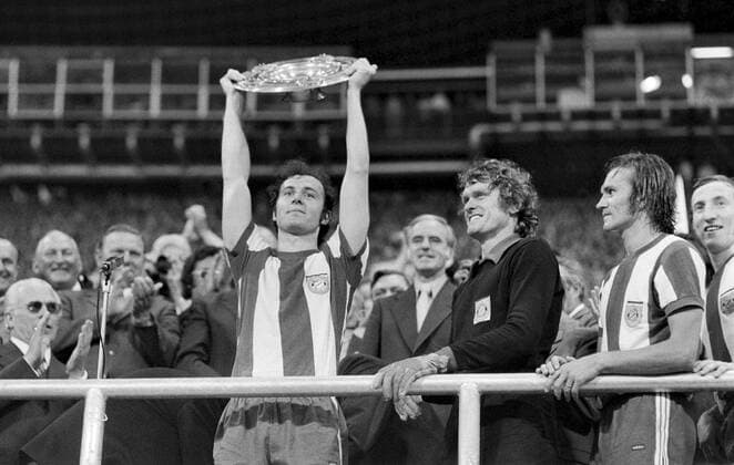 FUSSBALL 1. BUNDESLIGA SAISON 1971 1972 34. Spieltag FC Bayern Muenchen - Schalke 04 28.06.1972 Franz Beckenbauer (Bayern Muenchen) praesentiert die Meisterschale