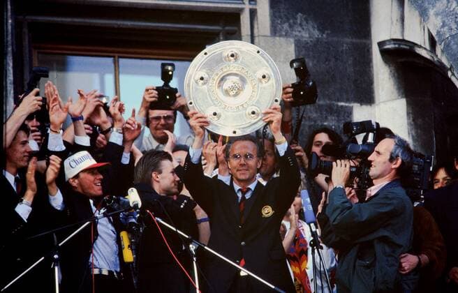 FUSSBALL 1. BUNDESLIGA SAISON 1993 1994 Trainer Franz Beckenbauer feiert mit der Meisterschale auf dem Marienplatz