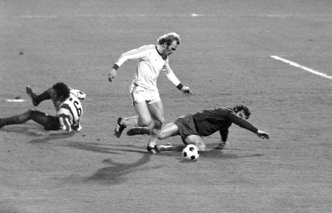 FUSSBALL EUROPAPOKAL DER LANDESMEISTER FINALE RUECKSPIEL SAISON 1973 1974 FC Bayern Muenchen - Atletico Madrid 17.05.1974 Uli Hoeness (Mitte, FC Bayern Muenchen) erzielt das Tor zum 4:0. Torwart Reina (re, Atletico) kann das Tor nicht verhindern