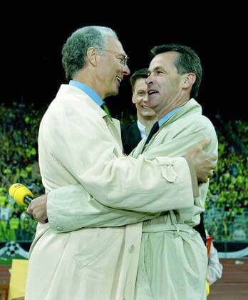 FUSSBALL CHAMPIONS LEAGUE FINALE SAISON 1996 1997 Borussia Dortmund - Juventus Turin 28.05.1997 Franz Beckenbauer (li, Bayern Muenchen) umarmt Trainer Ottmar Hitzfeld (re, Borussia Dortmund) nach dem Gewinn der Champions League xxNOxMODELxRELEASExx