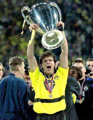 FUSSBALL CHAMPIONS LEAGUE FINALE SAISON 1996 1997 Borussia Dortmund - Juventus Turin 28.05.1997 Andreas Moeller jubelt mit dem Champions League Pokal xxNOxMODELxRELEASExx
