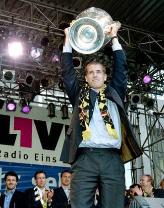 FUSSBALL CHAMPIONS LEAGUE FINALE SAISON 1996 1997 Borussia Dortmund feiert den Gewinn der Champions League auf dem Dortmunder Friedensplatz 29.05.1997 Lars Ricken (Borussia Dortmund) jubelt mit dem Pokal xxNOxMODELxRELEASExx