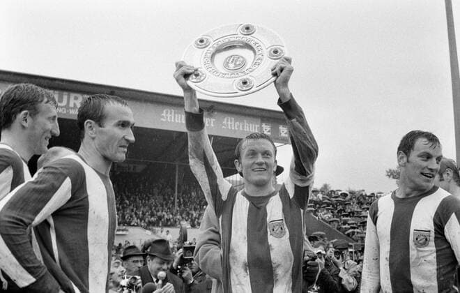 Fußball, FC Bayern München, Deutscher Meister 1969 FUSSBALL 1. BUNDESLIGA SAISON 1968 1969 34. Spieltag FC Bayern Muenchen - Hannover 96 07.06.1969 Hans-Georg Schwarzenbeck, Rainer Ohlhauser und Werner Olk (v.l, alle FC Bayern Muenchen) jubeln mit der Meisterschale