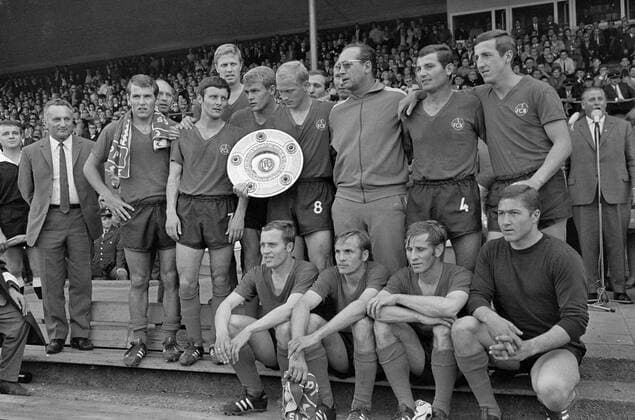 Fußball, 1. FC Nürnberg, Deutscher Meister 1968 FUSSBALL 1. BUNDESLIGA SAISON 1968 1969 34. Spieltag 1. FC Nuernberg - Borussia Dortmund 25.05.1968 Mannschaftsfoto 1. FC Nuernberg mit Meisterschale: Von links: XX, Georg Volkert, Co-Trainer Koerner Ferdinand Wenauer, Zvezdan Cebinac, Heinz Mueller, Heinz Strehl, Trainer Max Merkel, Ludwig Mueller, Hubert Schoell. Vordere Reihe, von links: Horst Leupold, Karl-Heinz Ferschl, Fritz Popp, Gyula Toth