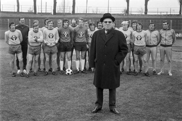 FUSSBALL 1. BUNDESLIGA SAISON 1972 1973 Eintracht Braunschweig praesentiert die erste Trikot Werbung im deutschen Fussball, 16.01.1973: Guenter Mast (Jaegermeister Boss) posiert vor der Mannschaft von Eintracht Braunschweig