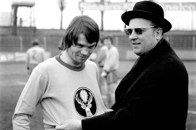 FUSSBALL 1. BUNDESLIGA SAISON 1972 1973 Eintracht Braunschweig praesentiert die erste Trikot Werbung im deutschen Fussball, 16.01.1973: Guenter Mast (re, Jaegermeister Boss) zupft das neue Jaegermeister Trikot von Eberhard Haun (li, Eintracht Braunschweig) zurecht