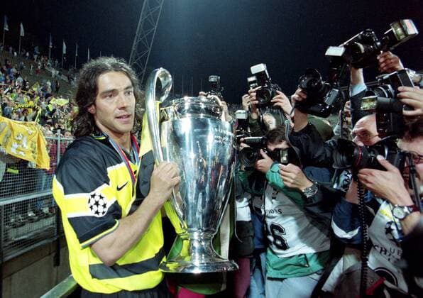 FUSSBALL CHAMPIONS LEAGUE FINALE SAISON 1996 1997 Borussia Dortmund - Juventus Turin 28.05.1997 Paulo Sousa (Borussia Dortmund) jubelt mit dem Champions League Pokal xxNOxMODELxRELEASExx