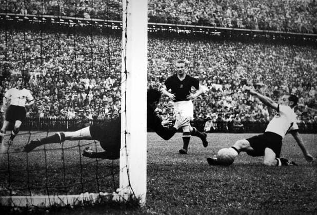 FUSSBALL WM FINALE 1954 IN BERN Deutschland - Ungarn 04.07.1954 Max Morlock (re, Deutschland) erzielt an Torwart Gyula Grosics vorbei den 2:1 Anschlusstreffer xxNOxMODELxRELEASExx
