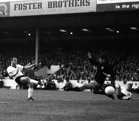 Vorschau WM 2010 Deutschland - Spanien 2:1 Weltmeisterschaft 1966. Deutschland - Spanien 20.7.1966. Tor 2:1 durch Uwe Seeler gegen TW Angel Jose Iribar,re. Lothar Emmerich freut sich bereits HM