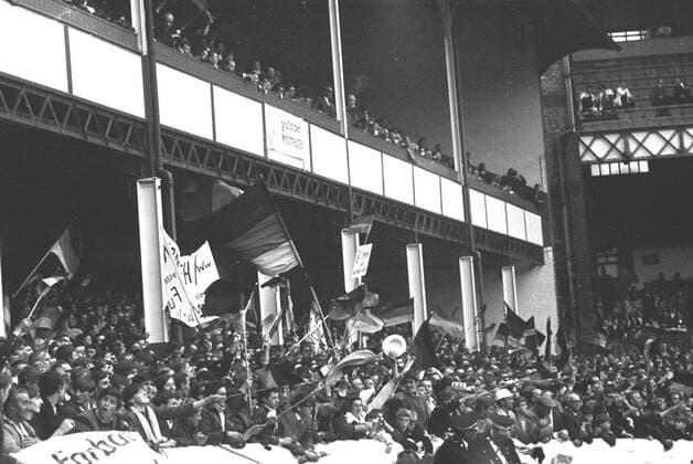 1 Jahr bis WM 2022: Historie, Stadien und Architektur Fussball-Weltmeisterschaft 1966 WM66: Deutschland - vom 25.06.1966: Deutsche Fans mit Fahnen im Stadion HM