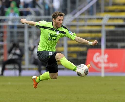 15.03.2014, 2.Bundesliga 2013 2014, 25.Spieltag, FC Erzgebirge Aue - TSV 1860 München, im Sparkassen-Erzgebirgsstadion Aue. Benny Lauth (1860) am Ball. 