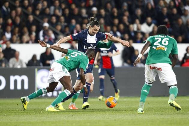 Zlatan Ibrahimovic (PSG) contre Josuha Guilavogui (Saint Etienne) FOOTBALL : Paris Saint Germain (PSG) vs AS Saint Etienne - Ligue 1 - 16 03 2014 GwendolineLeGoff 