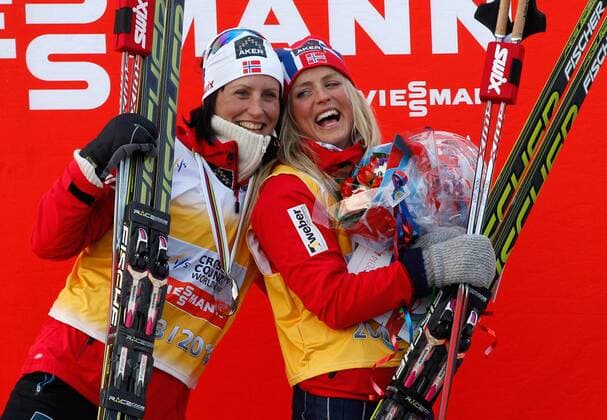 SKI NORDISCH - FIS WC Falun FALUN,SCHWEDEN,16.MAR.14 - SKI NORDISCH, LANGLAUF - FIS Weltcup Finale, Siegerehrung. Bild zeigt den Jubel von Marit Bjoergen und Therese Johaug (NOR) mit der grossen Kristallkugel. Keywords: Trophaee, Gesamtweltcup, Medaille. 