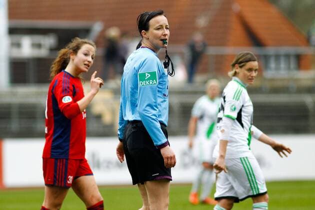 Referee Inka Müller Schmäh (Deutschland) - 1. Fußball Bundesliga Punktspiel Saison 2013-2014 VfL Wolfsburg vs. FF USV Jena im Stadion am Elsterweg in Wolfsburg - Aktion,Deutschland, Fußball, Frau,Frauen,16.03.2014