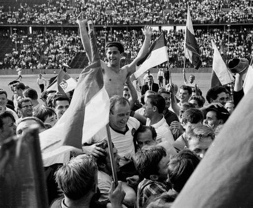 Tennis Borussia Berlin - Bayern Muenchen Aufstiegjubel von Bayern Muenchen Gerd Mueller und Dieter Brenninger mit den Fans 27.06.1965 HM