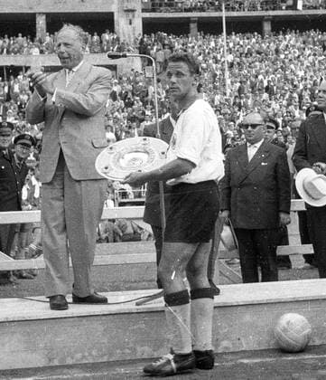 Fussball-Endspiel Kickers Offenbach-Eintracht Frankfurt (3:5) 28.06.1959. Kapitän Alfred Pfaff (Eintr.) nimmt die Schale von DFB Präsident Peter Joseph -Peco- Bauwens entgegen. HM