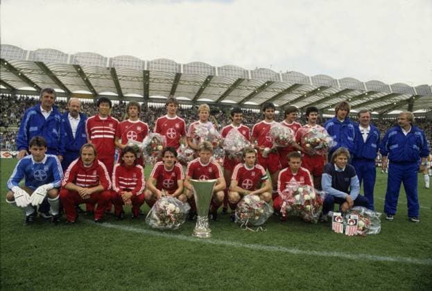 2. UEFA-Cup-Finale 1988 Bayer Leverkusen mit dem Pokal.19.5.1988, hi.v.li.: Trainer Erich Ribbeck, Physiotherapeut Dieter Trzolek, Bum Kun Cha, Florian Hinterberger, Peter Zanter, Christian Hausmann, Tita, Jean Pierre de Keyser, Falko Götz, Herbert Waas, Alois Reinhardt, Harald Wohner, Gerd Kentschke, vorn: Bernd Dreher, Klaus Täuber, Ralf Falkenmayer, Erich Seckler, Knut Reinhardt, Wolfgang Rolff, Andrzej Buncol, Rüdiger Vollborn HM