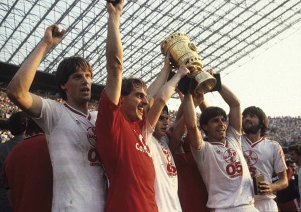 Bayer 05 Uerdingen mit dem DFB Pokal 1985. V.l: Wolfgang Funkel, Horst Feilzer, Matthias Herget, Norbert Brinkmann und Friedhelm Funkel. HM