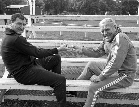 Die Trainer Albert Sing (re.) und Branko Zebec beim Fingerhakeln vor dem Lokalderby TSV 1860 München - FC Bayern HM