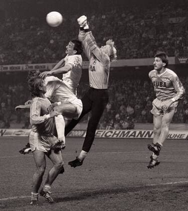 1. FC Köln - Karlsruher SC 4:0 11-1987 Torwart Oliver Kahn faustet vor Matthias Hönerbach, lks. Srecko Bogdan. HM