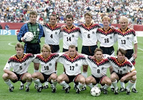 Fussball Weltmeisterschaft 1994, Mannschaftsfoto Deutschland, hi.v.li.: Torwart Bodo Illgner, Jürgen Kohler, Thomas Berthold, Guido Buchwald, Matthias Sammer, Rudi Völler, vorn: Thomas Helmer, Jürgen Klinsmann, Martin Wagner, Thomas Häßler, Lothar Matthäus HM