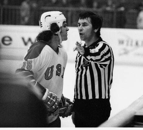 Eishockey Weltmeisterschaft 1975 in München Düsseldorf. USA - Finnland am 13.4. in Düsseldorf. Schiedsrichter Jupp Kompalla (GER) verhängt Matchstrafe gegen Mike Polich (USA). HM