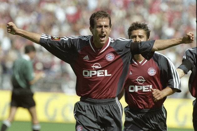 FC Schalke 04 - FC Bayern München 4.8.2001. Jubel: Mehmet Scholl (FCB), dahinter: Bixente Lizarazu. HM