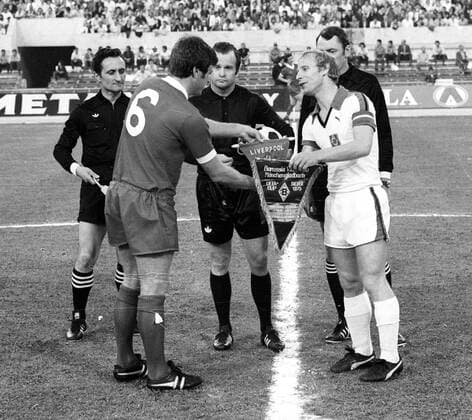 Europapokalendspiel 1977 : FC Liverpool - Borussia Mönchengladbach Wimpeltausch Emlyn Hughes und Berti Vogts HM